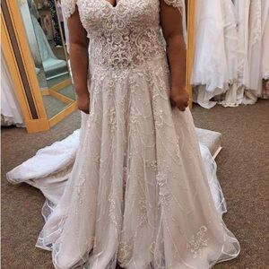 Elegant Lace Wedding Dress in Ivory